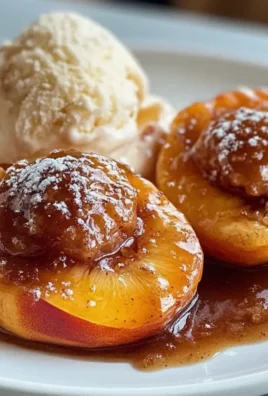 Gebackene Pfirsiche und Eiscreme mit braunem Zucker