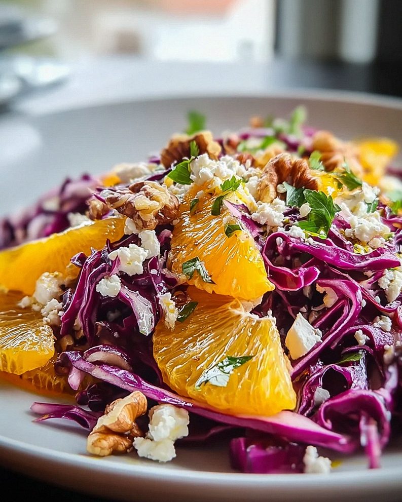 Rotkohlsalat mit Orangen, Feta und Walnüssen - frisch genießen!